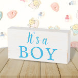 Señal Decorativa De Madera Es un niño azul tipografía moderna Baby Shower<br><div class="desc">Es un Rótulo de caja de madera Baby Shower de tipografía moderna azul. Señal de caja con It's un niño cita en color azul. Es un gran suministro de fiesta para una ducha de bebé, fiesta de recién nacido, revelación de fiesta de bebé o como regalo y para cualquier otra...</div>