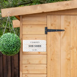 Señal Decorativa De Madera Farmhouse She Shed Craft Room<br><div class="desc">¡Perfecto para ella! Este adorable cartel de madera tiene un bonito diseño de azulejos que le da un aire de casa de campo moderna. Este signo se puede personalizar con un nombre y un año establecido mediante la característica de personalización.</div>