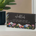 Señal Decorativa De Madera Flor silvestre rural Hermosa familia con nombres<br><div class="desc">La caja de madera de flor silvestre del país firma un texto personalizado con tu personalizado, como "mi bella familia" y los nombres de tus hijos, suegros y/o nietos. El diseño incluye flores silvestres de color acuático, como amapola, margarita, flor de maíz, flores de confluencia, trébol y cabeza de seda....</div>
