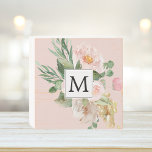 Señal Decorativa De Madera Flores rosas color de agua modernas monogramadas<br><div class="desc">Flores rosas color de agua modernas monogramadas</div>