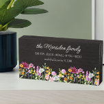Señal Decorativa De Madera Flores silvestres nombre familia de flores silvest<br><div class="desc">La caja de madera de flor silvestre de bonito firma personalizada con el texto de su personalizado, como el nombre de su familia, su nombre de pila y fecha establecida. El diseño presenta una acuarela delicada de flores silvestres en naranja rosa y amarillo. Está escrito con escritura moderna casual y...</div>