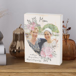 Señal Decorativa De Madera Foto de mamá Marco floral Corazón oro geométrico<br><div class="desc">Bloque de fotos personalizado que puedes personalizar con cualquiera y agregar un dicho o palabras favoritas del corazón. Tu foto se coloca en un marco dorado geométrico en forma de corazón. El marco de piedras preciosas está decorado con ramos acuarelas de flores rosas. Está escrito con la frase "Mamá.. suavizando...</div>