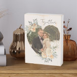 Señal Decorativa De Madera Foto de marco floral geométrico con forma de coraz<br><div class="desc">Personalizado Bloque fotográfico que muestra tu foto favorita en un marco dorado geométrico en forma de corazón. El marco está decorado con flores de color agua y crema. Está escrito con la palabra "juntos" en un elegante guión casual escrito a mano en un fondo blanco neutro y almendro, todo lo...</div>