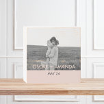 Señal Decorativa De Madera Foto de pareja moderna con nombre perosnalizado ro<br><div class="desc">Foto de pareja moderna con nombre perosnalizado rosa y gris</div>