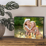 Señal Decorativa De Madera Foto de Sisters Black Script Personalizado<br><div class="desc">Cartel moderno de una caja de madera con su propia foto personalizado. Un precioso regalo fotográfico con texto superpuesto que dice "hermanas" con letras negras. La plantilla de fotos está configurada para que añada su foto - el formato de paisaje será más fácil de trabajar. Por favor, busca en mi...</div>