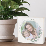 Señal Decorativa De Madera Foto del Día de la Madre enmarcada con flor silves<br><div class="desc">Cartel de la caja de fotos de madera para el día de la madre o edite el texto para cualquier otra ocasión. La plantilla de fotos está configurada para que agregue la imagen, que se muestra en forma redonda. Este elegante y delicado diseño tiene un marco fotográfico floral con flores...</div>
