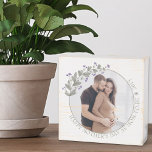 Señal Decorativa De Madera Foto del Día de la Madre enmarcada con flor violet<br><div class="desc">Cartel de la caja de fotos de madera para el día de la madre o edite el texto para cualquier otra ocasión. La plantilla de fotos está configurada para que agregue la imagen, que se muestra en forma redonda. Este elegante y delicado diseño tiene un marco fotográfico floral con flores...</div>