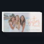 Señal Decorativa De Madera Foto del Naranja Besties for ever Best Friends<br><div class="desc">Este lindo signo de madera es un regalo perfecto para cualquier mejor amigo! El diseño presenta una foto horizontal y se acentúa con un texto de estilo escrito a mano naranja: Besties Para Siempre. Personalice este regalo de mantenimiento con los nombres de los mejores amigos.</div>