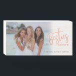 Señal Decorativa De Madera Foto del Naranja Besties for ever Best Friends<br><div class="desc">Este lindo signo de madera es un regalo perfecto para cualquier mejor amigo! El diseño presenta una foto horizontal y se acentúa con un texto de estilo escrito a mano naranja: Besties Para Siempre. Personalice este regalo de mantenimiento con los nombres de los mejores amigos.</div>