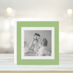 Señal Decorativa De Madera Foto familiar moderna Regalo verde simple y encant<br><div class="desc">Foto familiar moderna Regalo verde simple y encantador</div>