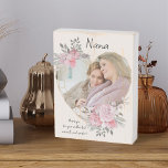 Señal Decorativa De Madera Foto Nana Fotograma floral rosa Corazón de oro geo<br><div class="desc">Bloque de fotos personalizado que puedes personalizar para cualquiera y agregar un dicho o palabras favoritas del corazón. Tu foto se coloca en un marco dorado geométrico en forma de corazón. El marco de piedras preciosas está decorado con ramos acuarelas de flores rosas. Está escrito con la frase "Nana .....</div>