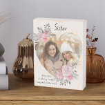 Señal Decorativa De Madera Fotografía Hermana Marco Floral Corazón Oro Geomét<br><div class="desc">Bloque de fotos personalizado que puedes personalizar para cualquiera y agregar un dicho o palabras favoritas del corazón. Tu foto se coloca en un marco dorado geométrico en forma de corazón. El marco de piedras preciosas está decorado con ramos acuarelas de flores rosas. Está escrito con la frase "Hermana.. siempre...</div>