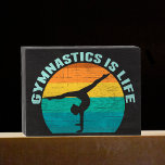 Señal Decorativa De Madera Gimnasia es la gimnasta de Sunset hermosa vida<br><div class="desc">La gimnasia es vida. Delicioso regalo de gimnasta al atardecer con un hermoso fondo colorido detrás de una mujer haciendo un atril de bonito con las esquirlas.</div>
