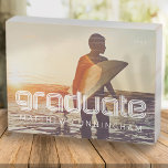 Señal Decorativa De Madera Graduado 20XX Retro Guay Simple Grad Year Photo<br><div class="desc">Este diseño sencillo y moderno se compone de tipografía serif. "GRAD" en un bloque de color.</div>