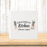 Señal Decorativa De Madera La cocina de la abuela moderna siempre está abiert<br><div class="desc">Bienvenidos a la Cocina de la Abuela, donde el amor y la calidez están siempre en el menú! Encanta a tu abuela favorita con este encantador regalo de Zazzle. Ya sea por el Día de la Madre, su cumpleaños, o solamente para mostrar aprecio, este reflexivo artículo seguro traerá una sonrisa...</div>