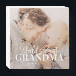 Señal Decorativa De Madera La mejor abuela del mundo desde la fotografía de M<br><div class="desc">Este diseño simple y moderno se compone de tipografía de la cadena y cursiva y añade una foto personalizado</div>
