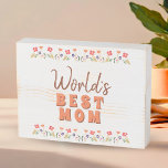 Señal Decorativa De Madera La mejor madre del mundo florece el día de la madr<br><div class="desc">Rótulo de la caja de madera del Día de la Madre mejor floral del mundo de las flores de la flor cute floral. Flores dibujadas a mano en hermosos colores primaverales. Regalo para una madre por el Día de la Madre, un cumpleaños o Navidades. Puedes cambiarte de mamá a mamá,...</div>