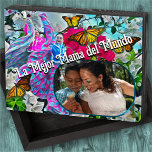Señal Decorativa De Madera La Mejor Mamá del Mundo Flores y Mariposas PV01<br><div class="desc">Pintando la colección "Dancing with Flowers & Butterflies PV01" (Baile con flores y mariposas PV01), pruce cualquier habitación en su oficina o casa con este signo de caja personalizado para mamá. Estos rústicos carteles de madera hacen que grandes piezas de acento a mamá le encanten. Añade tus propios mensajes graciosos,...</div>