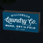 Señal Decorativa De Madera Lavado de lavado de cosecha azul Vintage Dry Fold<br><div class="desc">Coloca este encantador y descarado rótulo de madera azul en una estantería de tu lavandería y trae un poco de esa antigua casa de campo a tu decoración. Utilice las opciones de personalizar para crear un verdadero tipo para sí mismo cambiando los tipos de letra y el color de fondo....</div>