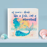 Señal Decorativa De Madera Mar de la sirena | Beber Como Una Playa De Pescado<br><div class="desc">El caprichoso cartel de la caja de madera con temática marina incluye una sirena acuarela colgando de la playa, disfrutando de la puesta de sol y una bebida tropical con una leyenda "Por supuesto que bebo como un pez, soy una sirena" con letras de pinceles azul marino. Perfecto para la...</div>