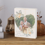 Señal Decorativa De Madera Marco floral Fotos románticas en forma de corazón<br><div class="desc">Personalizado Bloque fotográfico que muestra tu foto favorita en un marco dorado geométrico en forma de corazón. El marco está decorado con flores de color agua y crema. Está escrito con la frase "You and Me Together Nothing Gets Better" en un elegante guión informal escrito a mano sobre un fondo...</div>