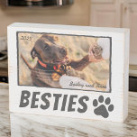 Señal Decorativa De Madera Mascota de historietas moderno Paw Bestie Mejor Am<br><div class="desc">El diseño se compone de tipografía divertida y lúdica con letra sans serif. Añadir una foto personalizado de usted y de su mascota</div>