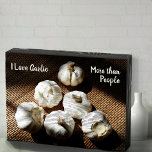 Señal Decorativa De Madera Me encanta el ajo más que el humor culinario de la<br><div class="desc">Un humorístico cartel de caja de madera con manteles blancos de ajo ordenado con gusto y resaltado en un fondo negro y marrón y una divertida advertencia de que amo el ajo más que a la gente. El texto puede ser personalizado con un Nombre o su propio texto. Este letrero...</div>