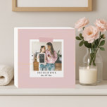 Señal Decorativa De Madera Mejor foto de mamá personalizada<br><div class="desc">"Celebren a mamá con un hermoso aguijón que pueda mostrar orgullosamente. Este letrero personalizado de una caja de madera muestra un fondo rosa pastel, una foto en forma de corazón personalizado y el dulce mensaje "La mejor mamá de la historia". Ya sea por el Día de la Madre, su cumpleaños,...</div>
