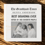 Señal Decorativa De Madera Mejor foto de titular de periódico de la abuela Pe<br><div class="desc">¡Haz el día de la abuela con este reconfortante cartel de madera con el estilo de un periódico de primera plana! Con el audaz titular: "The Grandhood Times - Best Grandma Ever - Votado #1 por su gente favorita", este diseño incluye espacio para su nombre y una foto favorita que...</div>