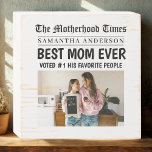Señal Decorativa De Madera Mejor Rótulo de periódico de mamá de todos los tie<br><div class="desc">Haz que tu mamá se sienta como en las primeras planas con este letrero personalizado de la caja de madera "Mejor Mamá Nunca", diseñado como titular de un periódico personalizado. Perfecto para el Día de la Madre, cumpleaños o simplemente porque, este bigote de estilo rústico muestra su nombre, una foto...</div>