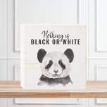 Señal Decorativa De Madera Moderno Y Gracioso Panda Blanco Y Negro Con Cita<br><div class="desc">Moderno Y Gracioso Panda Blanco Y Negro Con Cita</div>