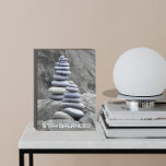Señal Decorativa De Madera Motivación de las canciones de rock equilibradas<br><div class="desc">Cartel de una caja de madera pintada de negro,  diseñado para colgar o pararse,  que muestra la imagen de una pareja de cairnas de piedra hechas de piedras planas y redondas,  junto con unas palabras inspiradoras y motivadoras que dicen: "Mantente equilibrado".</div>