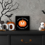 Señal Decorativa De Madera Naranja feliz Personalizado de calabaza inicial<br><div class="desc">Esta temible y adorable decoración de arte de Halloween de madera personalizada presenta una calabaza naranja con un monograma personalizado blanco inicial y moderna redacción de "Halloween feliz" con un texto de nombre de familia personalizado que puede ser personalizado.</div>