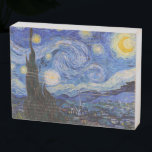 Señal Decorativa De Madera Noche estrellada: Saint Remy de Vincent Van Gogh<br><div class="desc">El año es 1889. Vincent Van Gogh es un paciente del asilo de Saint-Paul-de-Mausole en Saint-Rémy-de-Provence, Francia. Está sufriendo una enfermedad mental, y sus médicos le han aconsejado que se quede en casa y evite pintar. Pero Van Gogh no puede resistir el impulso de crear, y pasa sus días pintando...</div>