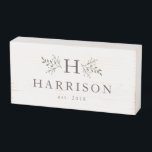 Señal Decorativa De Madera Nombre de familia de monograma rústico<br><div class="desc">Este signo de caja es un perfecto elemento de decoración rústica casera. Una gran inicial en una profunda sombra de color marrón-violeta está rodeada de ramas verdes. Debajo del apellido hay un lugar para poner texto personalizado, que puede incluir una fecha establecida, una fecha boda, nombres, dirección o cualquier cosa...</div>