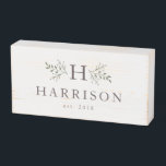 Señal Decorativa De Madera Nombre de familia de monograma rústico<br><div class="desc">Este signo de caja es un perfecto elemento de decoración rústica casera. Una gran inicial en una profunda sombra de color marrón-violeta está rodeada de ramas verdes. Debajo del apellido hay un lugar para poner texto personalizado, que puede incluir una fecha establecida, una fecha boda, nombres, dirección o cualquier cosa...</div>
