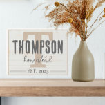 Señal Decorativa De Madera Nombre de familia Estilo de casa de campo<br><div class="desc">Este hermoso cartel de madera estilo casa de campo hace un dulce regalo de personalizado para los miembros de la familia o las parejas que se casan. Con colores neutros este signo es perfecto para una variedad de espacios.</div>