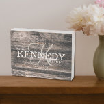 Señal Decorativa De Madera Nombre del Monograma de la Familia Rusa de Madera<br><div class="desc">Carteles familiares de madera personalizados con monograma inicial,  apellido y año establecido.</div>