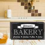 Señal Decorativa De Madera Panadería con el estilo del tablero negro y blanco<br><div class="desc">Este sencillo arte de madera blanca y negra ha sido diseñado con la elegancia clásica de una panadería de pizarra y le dará un toque de encanto vintage a cualquier espacio. Ya sea su apellido o el nombre de su panadería,  puede ser personalizado,  convirtiéndolo en una pieza verdaderamente única.</div>