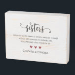 Señal Decorativa De Madera Personalizado de definición de hermana personaliza<br><div class="desc">Celebra el vínculo de las hermanas con este signo de la caja de madera de la definición de hermana. Haga clic en el botón de edición para personalizar este diseño con su propio mensaje y nombres. Este emblema rústico de madera es un gran regalo para navidades, cumpleaños o cualquier otra...</div>