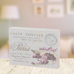 Señal Decorativa De Madera Postcarta de la tipografía de París de época<br><div class="desc">Hermosa imagen vintage de la "Carte Postale" de París,  con una caja llena de violetas y estampado postal.</div>