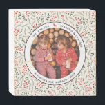 Señal Decorativa De Madera Regalo para la abuela | Nietos Foto Holly Berry<br><div class="desc">Regalo para la abuela | Nietos Foto Holly Berry con su preciosa foto rodeada de bayas y bayas y personalizada con nombres y año. El Rótulo es un placer y un regalo muy atento. Mostrado con nosotros te queremos abuela y abuelo, sin embargo puedes cambiarlo a lo que quieras. El...</div>