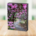 Señal Decorativa De Madera Seguir la ruta del jardín de citas de tus sueños<br><div class="desc">Cartel de una caja de madera pintada de negro, diseñado para colgar o pararse, que muestra la foto de un jardín botánico lleno de hermosas flores rosadas de rododendros en un camino, junto con una cita inspiradora y motivadora que dice, "Sigue tus sueños". La decoración de las habitaciones es muy...</div>