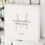 Señal Decorativa De Madera Sencillo, elegante, monograma, boda<br><div class="desc">Sencilla,  elegante,  monograma,  caja boda para Ihre Gastgeschenke. Ideal para Ihre Hochzeit und einfach zu bearbeiten. Füllen Sie Ihre Daten ein,  Sie könen den Schriftart,  Position usw. durch "für Personalisierung" die werden.</div>