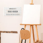Señal Decorativa De Madera Shed Craft Room<br><div class="desc">¡Este adorable cartel de "She shed" hace que una gran pared cuelga de tu galera o espacio de oficinas! Con un estilo de casa de campo moderno,  este letrero es clásico y bonito. El nombre se puede personalizar mediante la característica de personalización.</div>