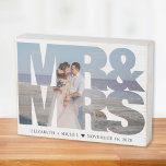 Señal Decorativa De Madera Sr. Sra. Newlyw Boda de fotografía<br><div class="desc">Cartel único y especial de la caja de madera de keepsake para los recién casados que muestra su foto del día de la boda en un marco formado por "Mr & Mrs." en una gran tipografía audaz. Añada sus nombres y fecha de boda en una tipografía simple y moderna.</div>
