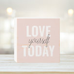 Señal Decorativa De Madera Te Amas Positivamente Hoy Cita Rosa Pastel<br><div class="desc">Te Amas Positivamente Hoy Cita Rosa Pastel</div>