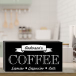 Señal Decorativa De Madera Tienda de café con el estilo de la pizarra<br><div class="desc">Presentamos mi impresionante cartel de caja de madera estilo pizarra, una encantadora réplica de un cartel de una antigua cafetería que se puede personalizar para hacerlo único suyo! También es un regalo inolvidable para los amantes del café y trae el encanto de una acogedora cafetería a su casa o espacio...</div>