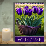 Señal Decorativa De Madera Tulipanes morados en la bienvenida a la cesta de m<br><div class="desc">Este signo de la caja de madera con elegantes tulipanes morados oscuros en una canasta de mimbre puede ser personalizado con la frase o el nombre que desee. Perfecto para un boda,  un aniversario o un regalo de bienvenida.</div>