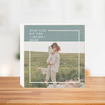 Señal Decorativa De Madera Un regalo encantador para la familia verde fotográ<br><div class="desc">Presentamos el moderno regalo de la familia verde fotográfica! Este regalo es una manera perfecta de capturar y celebrar el amor y la unión dentro de una familia, a la vez que se añade un toque de elegancia y modernidad a cualquier decoración de casa. El regalo de la familia verde...</div>